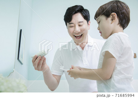 Concept of friendly family, Loving father and cute son 045 Concept of friendly family, Loving father and cute son 045 71685994