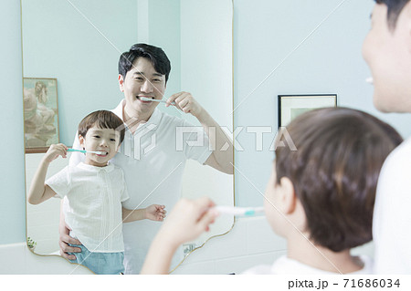 Concept of friendly family, Loving father and cute son 057 71686034
