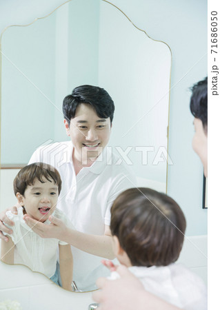 Concept of friendly family, Loving father and cute son 062 71686050