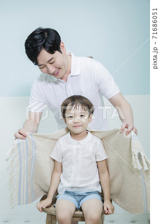 Concept of friendly family, Loving father and cute son 063 71686051