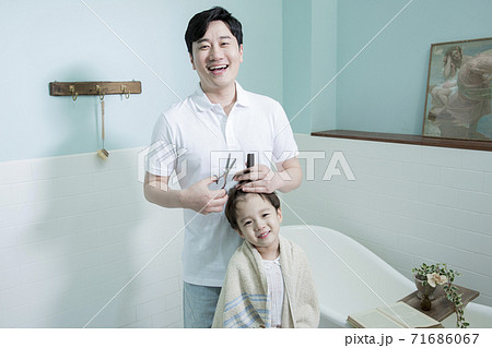 Concept of friendly family, Loving father and cute son 069 71686067
