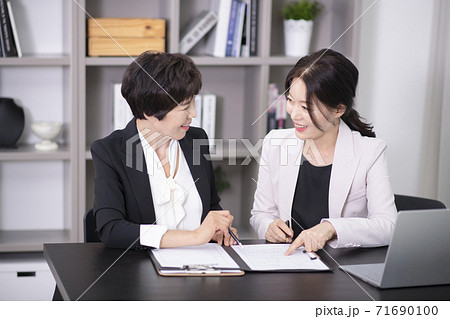 Happiness people lifestyle, senior businesswoman in office 011 71690100