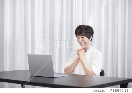 Happiness people lifestyle, senior businesswoman in office 023 71690111