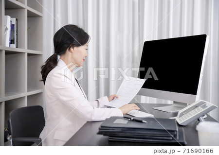 Happiness people lifestyle, senior businesswoman in office 068 Happiness people lifestyle, senior businesswoman in office 068 71690166
