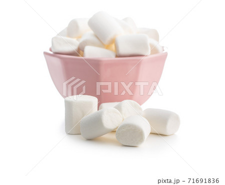 White sweet marshmallows candy in bowl. 71691836