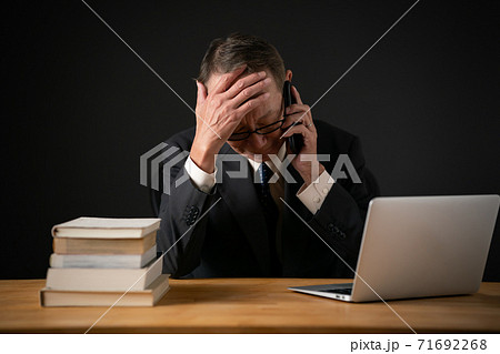 ビジネスイメージ  スマートフォンで会話する男性 71692268