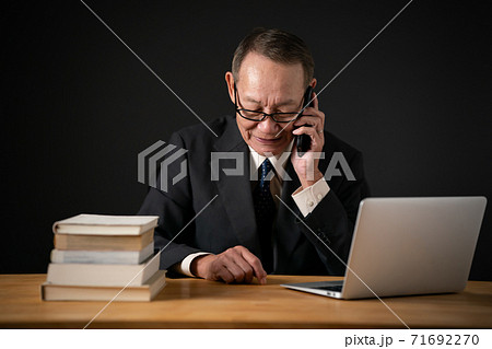 ビジネスイメージ  スマートフォンで会話する男性 71692270