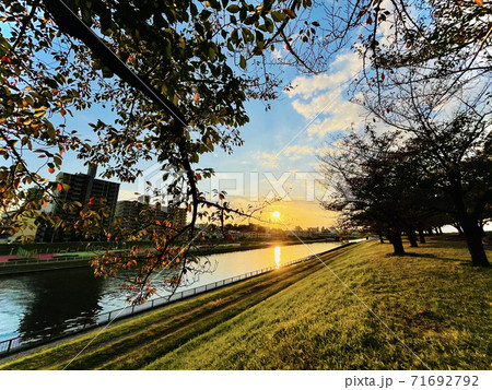 川沿いの夕陽 71692792
