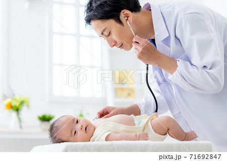 男性医師 病院 赤ちゃん 小児科の写真素材