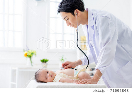 男性医師 病院 赤ちゃん 小児科の写真素材