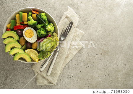 Salad dish 71693030
