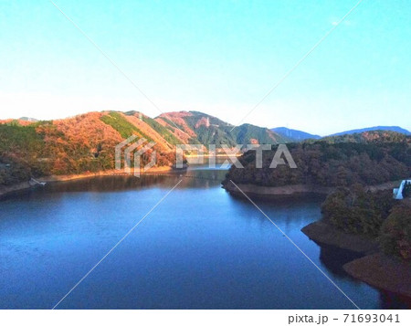 ダムの紅葉 71693041