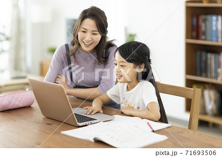 パソコンで勉強をする女の子と母親 71693506
