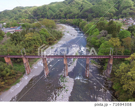 荒川橋梁〜ドローンで空撮(埼玉県秩父郡長瀞町長瀞・皆野町下田野) 荒川橋梁〜ドローンで空撮(埼玉県秩父郡長瀞町長瀞・皆野町下田野) 71694308