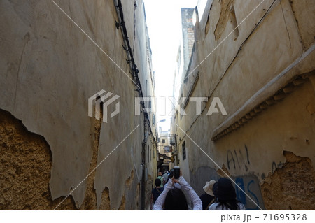 迷宮都市フェズ(モロッコ)を進む 71695328