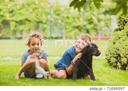 Close relationship between siblings and their pets 71696097