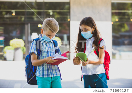 The schoolchildren back to traditional learning during quarantine 71696127