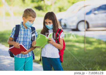 The schoolchildren are fascinated by the usual learning in an epidemic 71696129