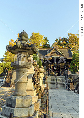 成田山新勝寺 朝日があたる参道 成田山新勝寺 朝日があたる参道 71697188