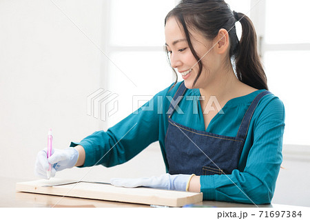 木材カットのために墨線をひくDIY女子 木材カットのために墨線をひくDIY女子 71697384