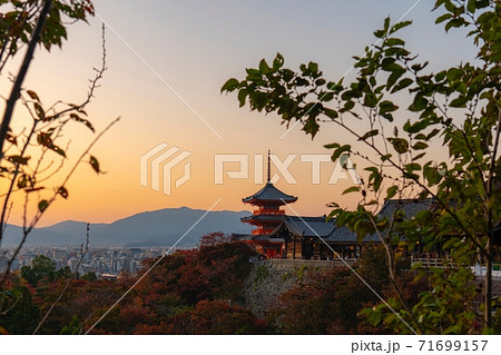 秋の夕日に染まる清水寺と五重塔 京都の旅の写真素材