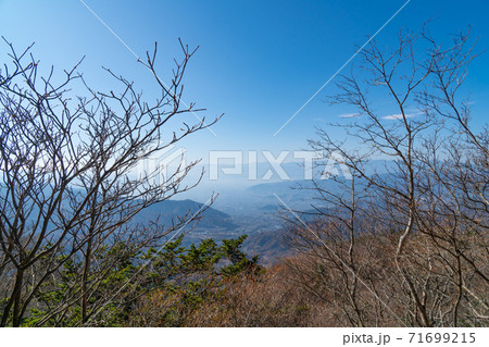 大菩薩嶺から丸川峠への登山道から見た景色（遠景に南アルプス） 71699215