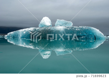 Melting floating icebergs in Jokulsarlon, Iceland 71699623