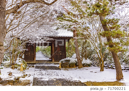 仙台　雪の輪王寺山門 71700221