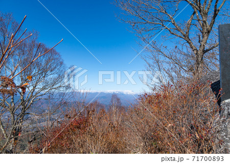 子持山山頂から見た北アルプス（群馬県渋川市） 71700893