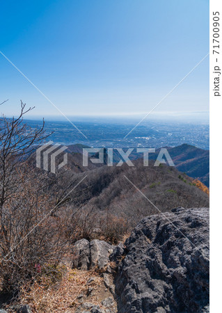 子持山山頂付近から見た景色(群馬県渋川市) 子持山山頂付近から見た景色(群馬県渋川市) 71700905
