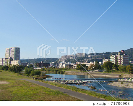 武庫川から望む青空の宝塚の風景 武庫川から望む青空の宝塚の風景 71700908