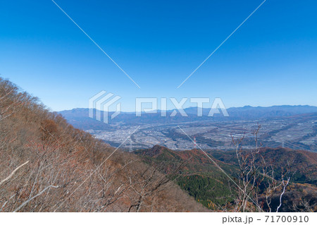 子持山の登山道から見た景色(群馬県渋川市) 子持山の登山道から見た景色(群馬県渋川市) 71700910