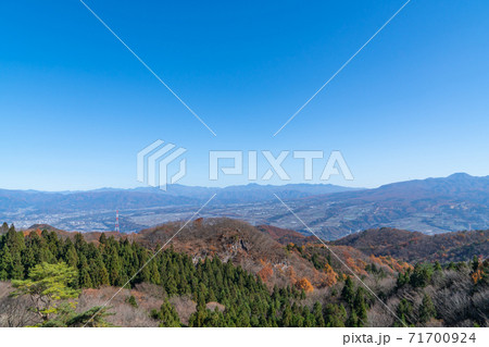 子持山の登山道から見た景色（群馬県渋川市） 71700924
