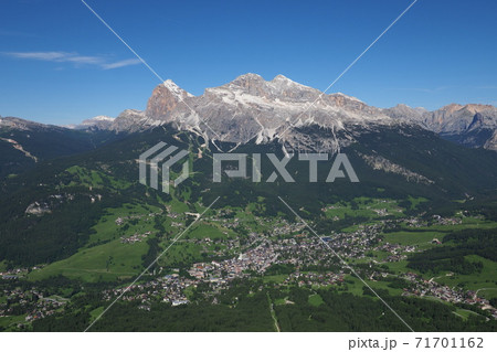 ドロミテ　トファーナ山とコルティナ市街 71701162