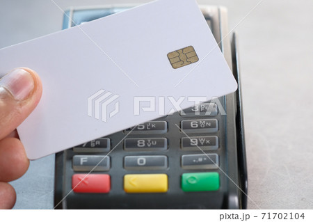 Payment terminal charging from a card, contactless payment. 71702104