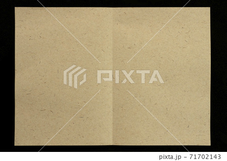 半分に折り開いたクラフト紙　A4サイズ 71702143
