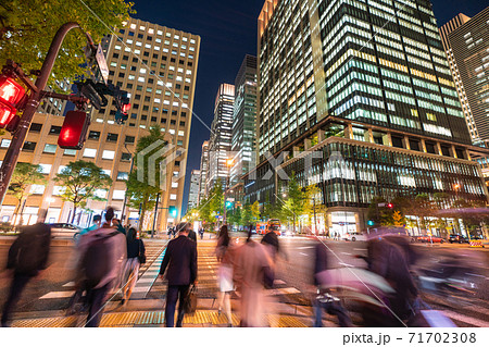 日本の東京都市景観　コロナ禍の東京・「大手町駅前」交差点からオフイスビル群を望む＝11月19日 71702308