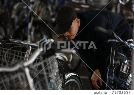 自転車を物色する男 71702657
