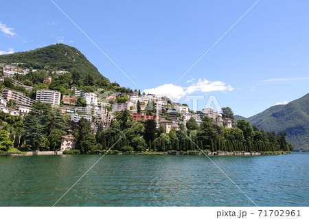 スイス ルガーノ ルガーノ湖 遊覧船からモンテ ブレ ブレ山 方面の写真素材