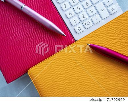 ビジネスイメージ・手帳・女性 71702969