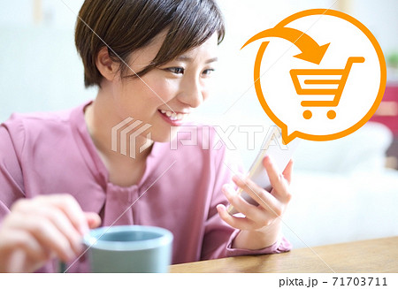 スマホのネットショッピングを利用する若い女性イメージ スマホのネットショッピングを利用する若い女性イメージ 71703711