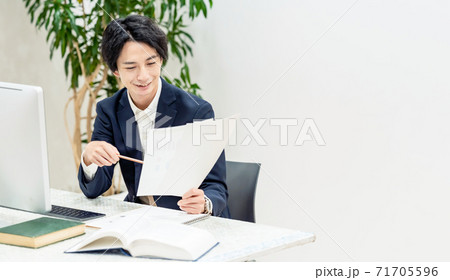 オフィスで仕事をする男性 オフィスで仕事をする男性 71705596
