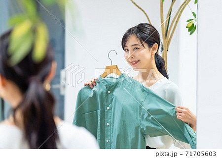 服を選ぶ女性　アパレルショップ 71705603