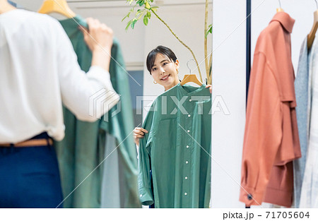 服を選ぶ女性　アパレルショップ 71705604