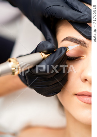 Permanent makeup on female eyebrows 71705919