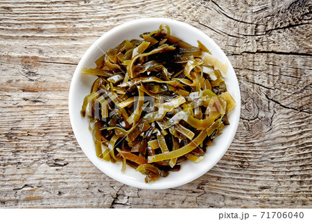 Bowl of laminaria seaweed, from above 71706040