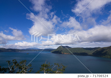 北海道川上郡弟子屈町の阿寒摩周国立公園の摩周湖と観えるカムイヌプリ 71706524