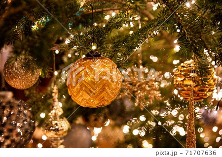 クリスマス 金色 緑 71707636