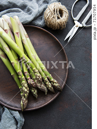 Fresh green asparagus 71707954