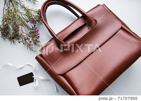 Brown leather ladies bag, flowers and blank tag 71707960